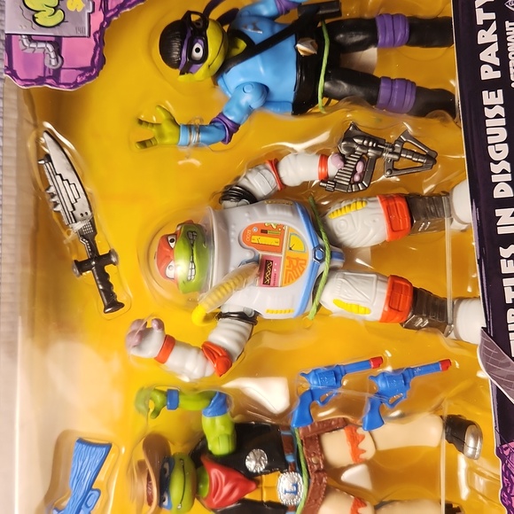 Teenage Mutant Ninja Turtles Mutant Mayhem Turtles in Disguise 4 Pack - Picture 5 of 6
